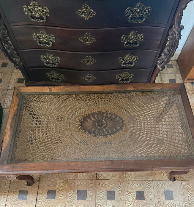 Mesa de centro antiga de madeira sólida e detalhes com palha