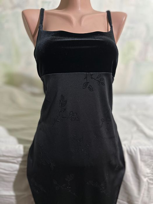 Вечірні сукні міді