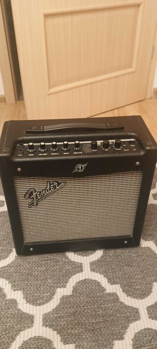 Sprzedam cyfrowy wzmacniacz gitarowy Fender Mustang 1 (v.2)