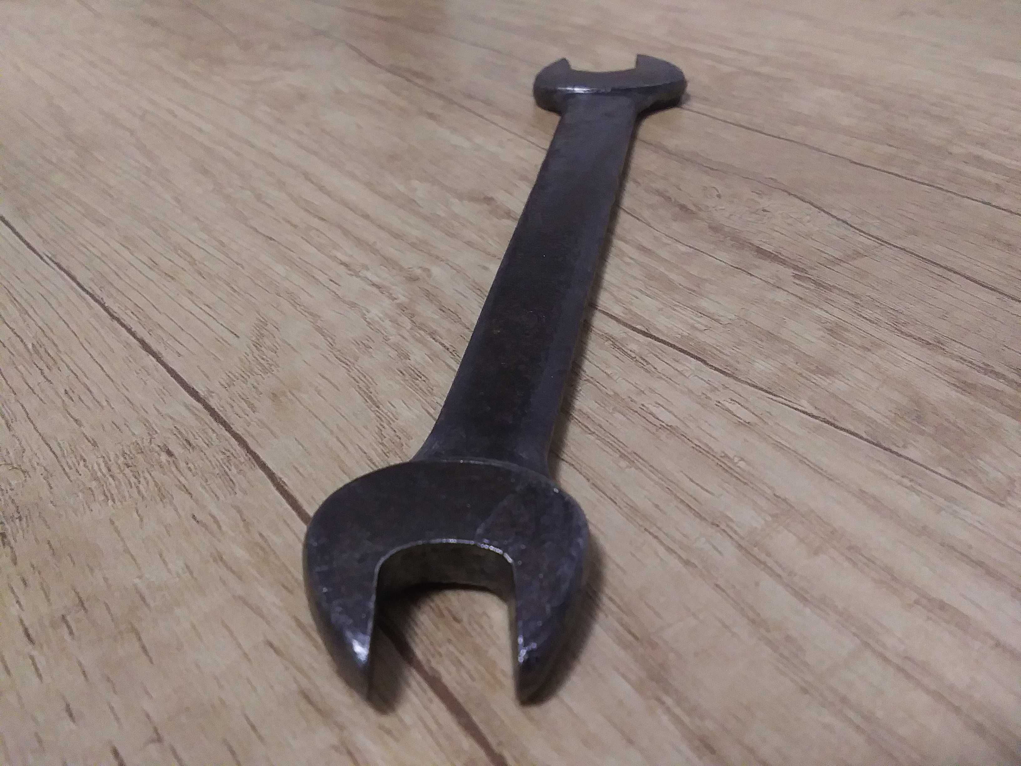 Stary płaski klucz 17 13 mm Kuźnia przedmiot narzędzia z PRL RWPd FSM
