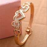 Pulseira Dourada "Three Hearts" Cristais Brancos