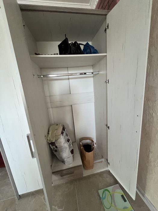 Меблі в спальню. Шафа з дзеркалом та комод