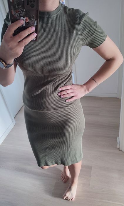 Dopasowana prążkowana sukienka khaki 70% wiskoza krótki rękaw wiosna