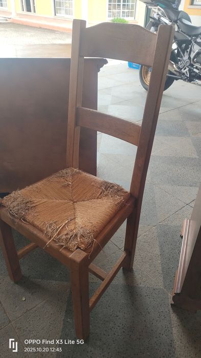 5 cadeiras de madeira a necessitarem de forro