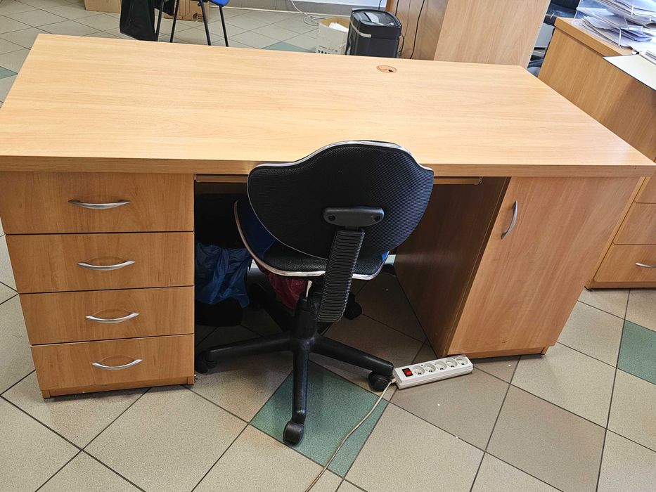 Sprzedam duży komplet mebli biurowych