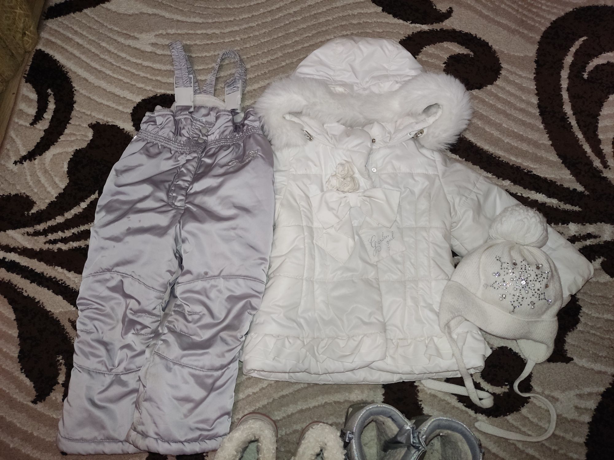 Зимовий костюм на дівчинку, шапочка і зимові чобітки 2 пари  1-2 рочки