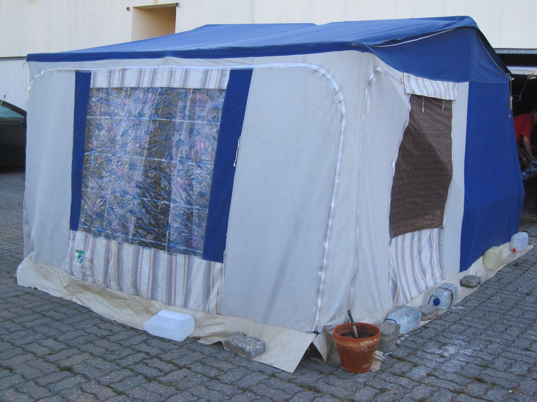 Atrelado tenda com 2 quartos e sala.