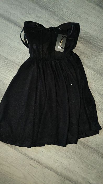 Нова блискуча сукня