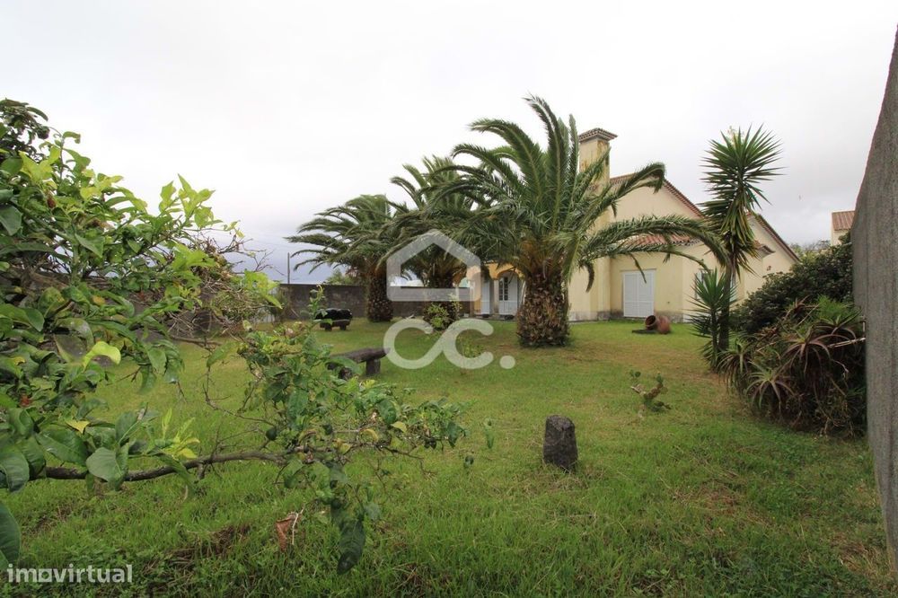 Moradia com 5 Quartos e 5 WC'S Isolada - Fenais da Luz - Ponta Delgada