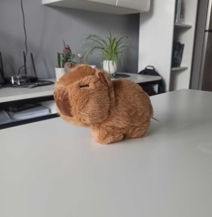 Miękki brązowy pluszak kapibara z uchwytem dla dzieci