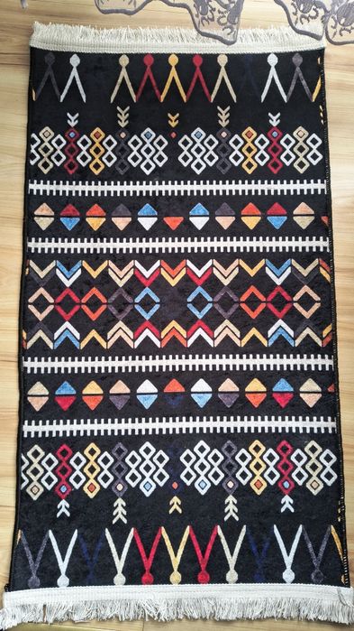 Dywanik chodnik 50x85cm czarny z kolorowym wzorem