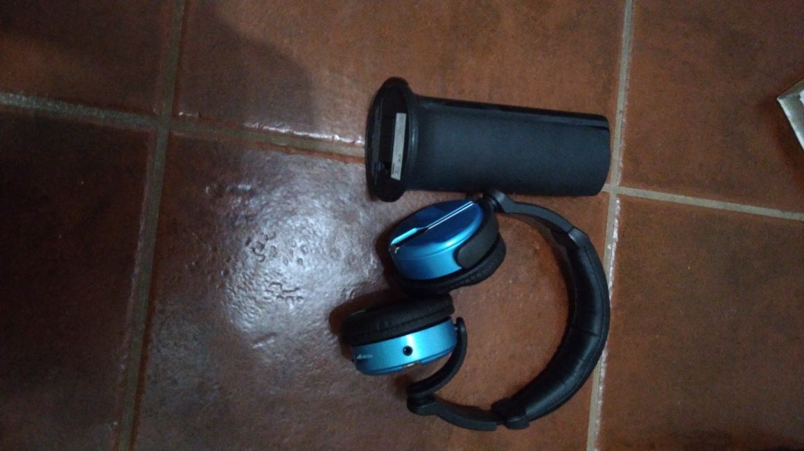 Conjunto Auriculares sem fio e transmissores