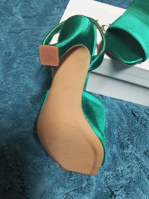 Nowe szpilki buty na obcasie satyna eleganckie butelkowa zieleń srebro