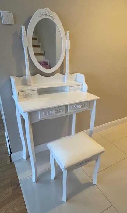 Toaletka biała z Lustrem i taboretem