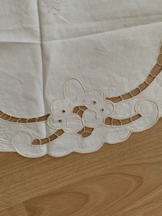 Serwetka z haftem richelieu