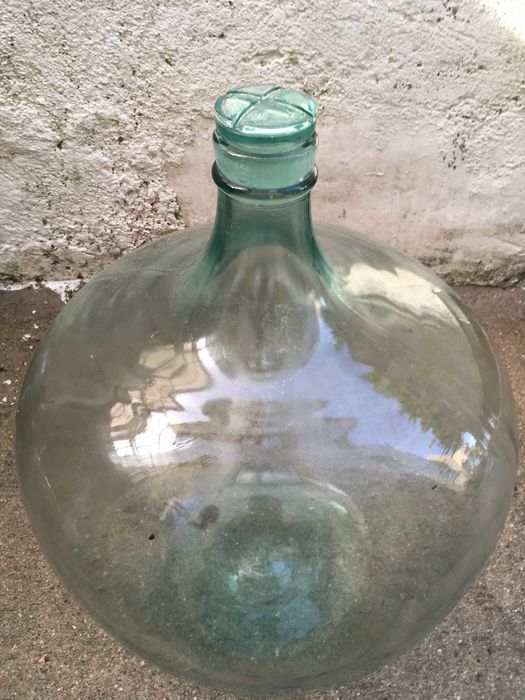 Garrafão antigo de vidro de 60 litros com rolha e com cesto em ferro