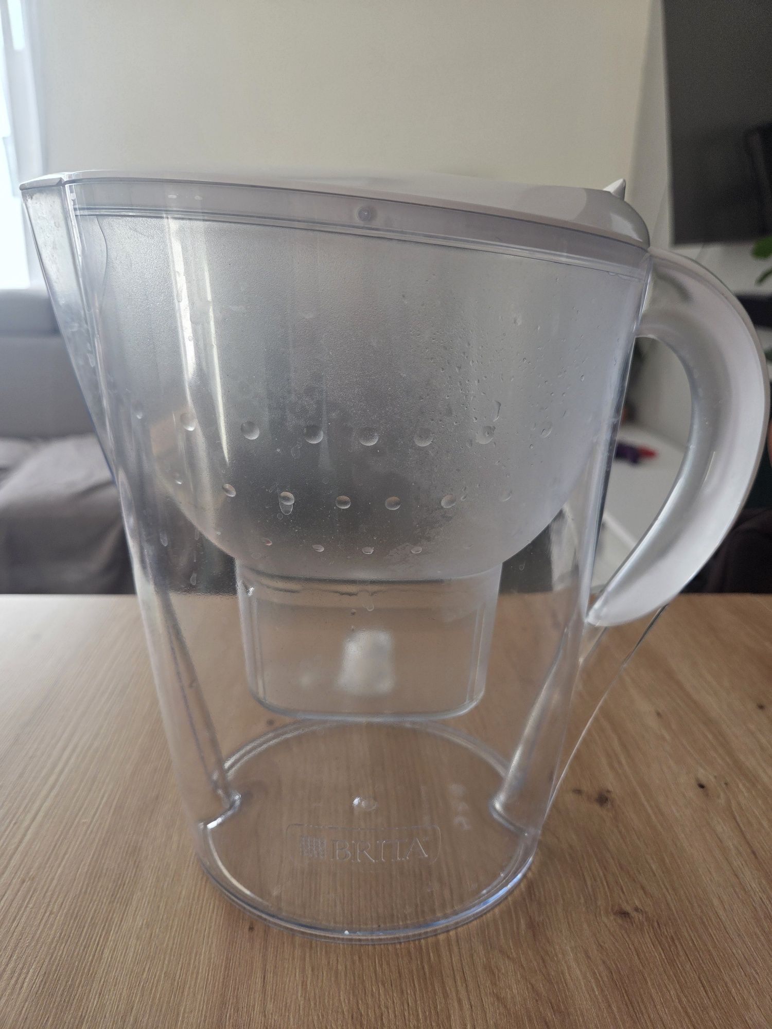 Dzbanek Brita z białą przykrywką