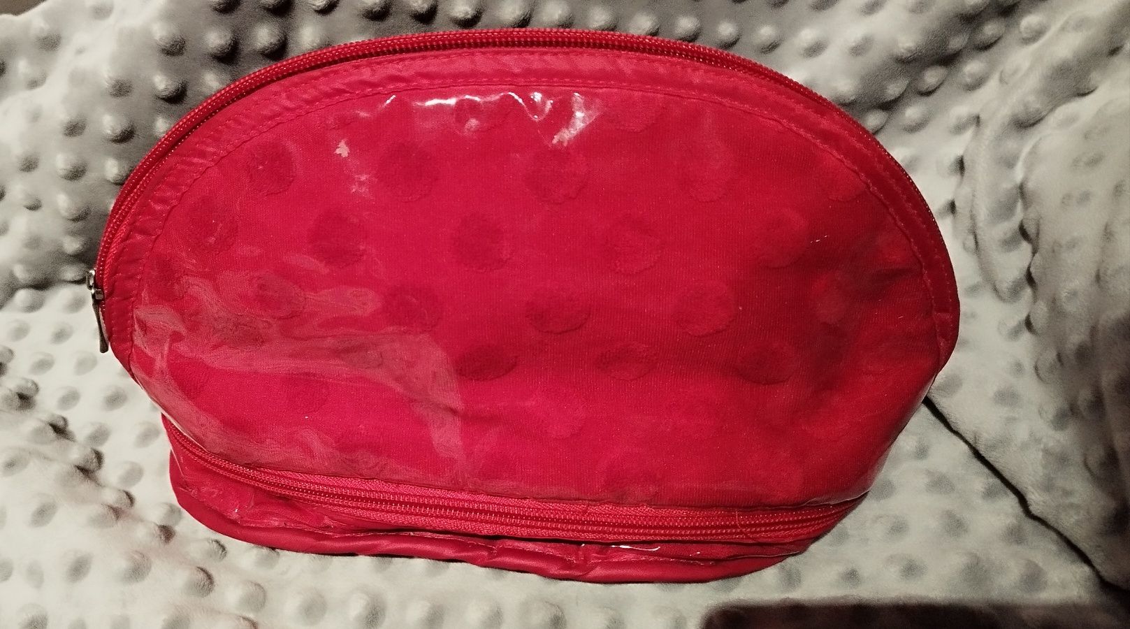 Czerwona lakierowana kosmetyczka z organizerem na tusze kredki