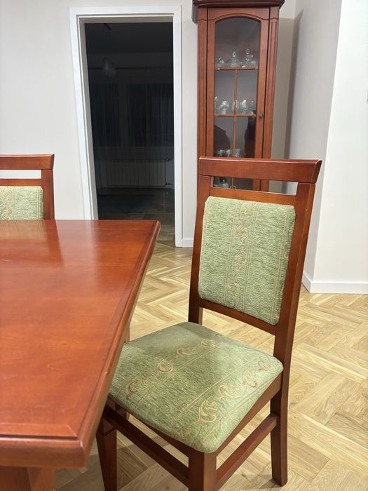 Meble do salonu stół z krzeslami, komoda, witryna