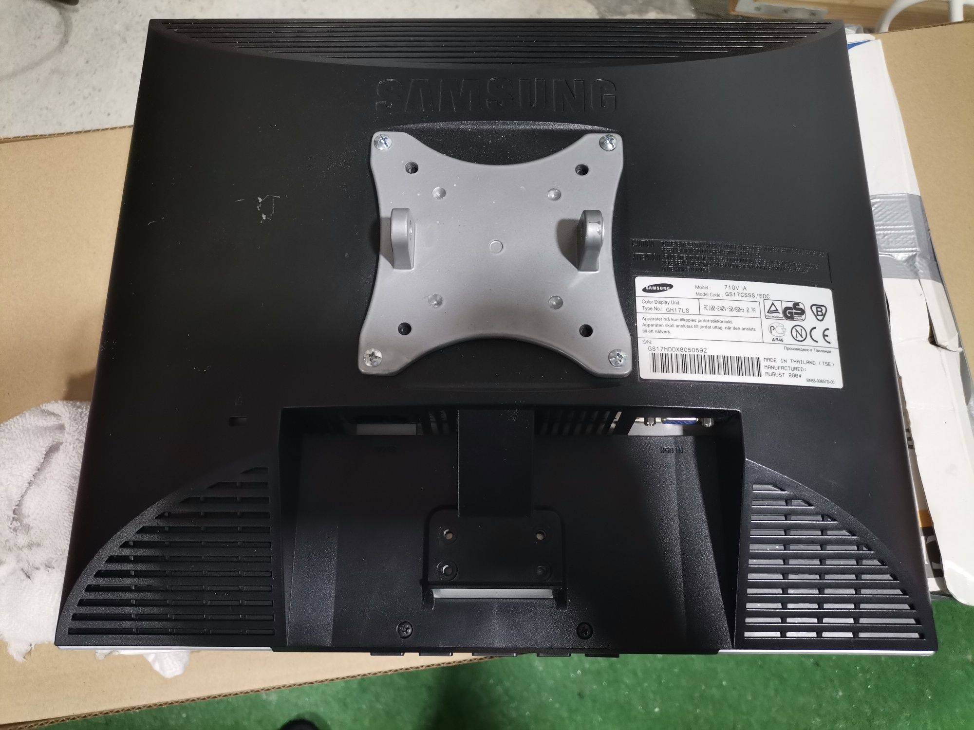 Monitor Samsung SyncMaster 710v
17 “