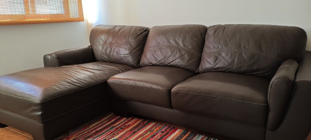 Sofá de pele castanho, com chaise long.