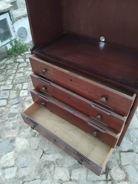 Móvel de sala com prateleiras e gavetas