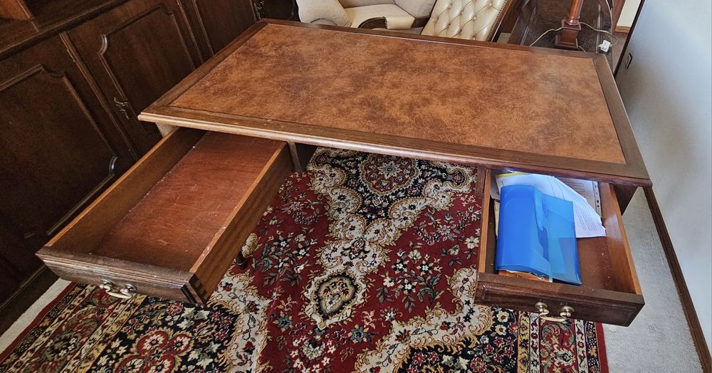 Secretaria vintage com tampo em pele