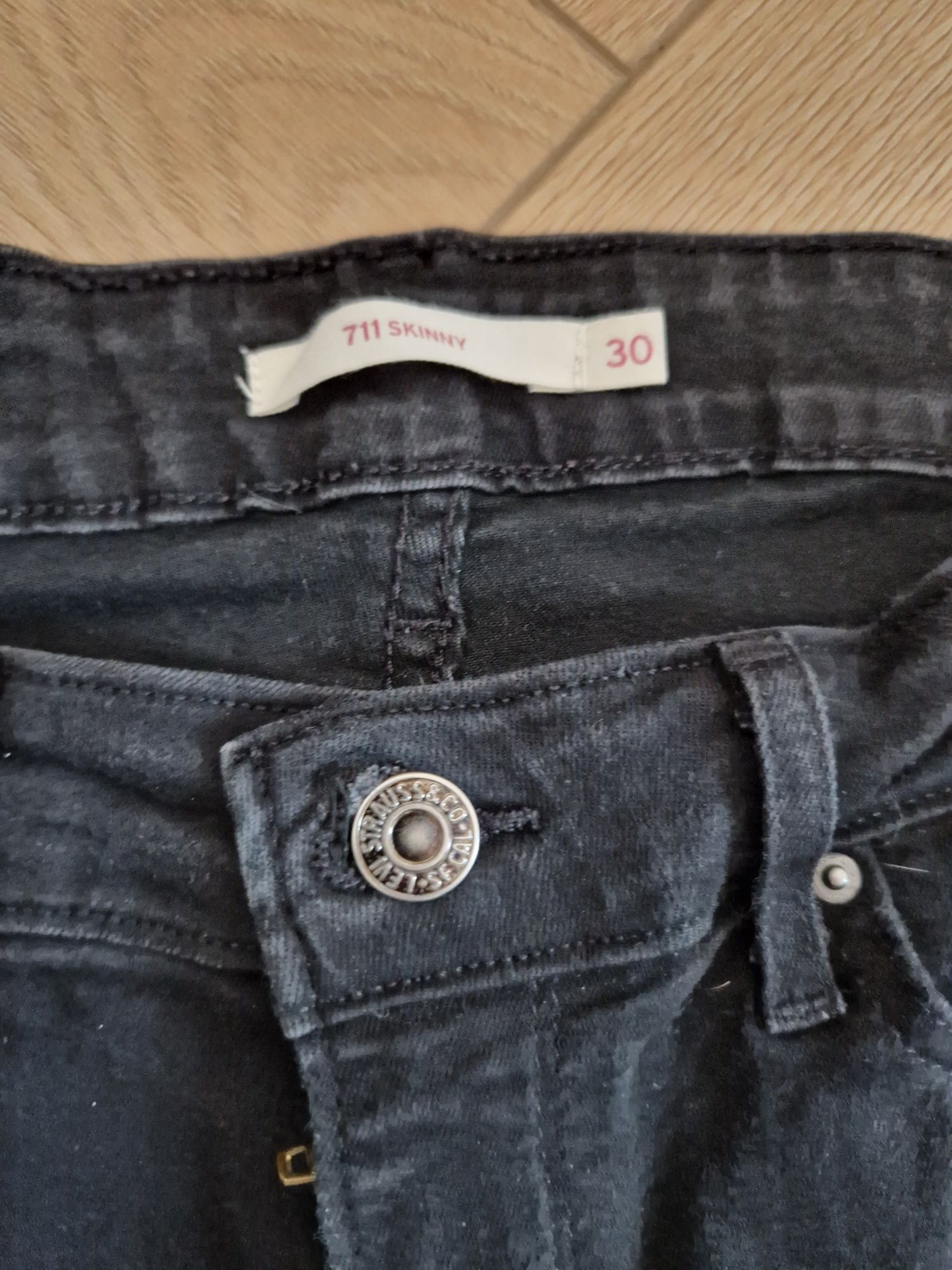 Jeansy damskie czarne Levis 711 skinny