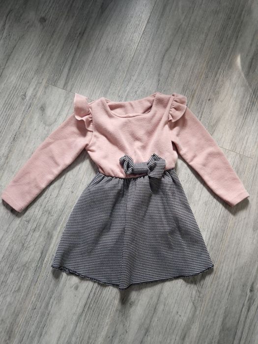 Sukienka z kokardką