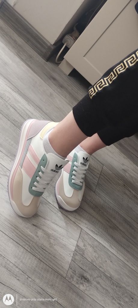 Piękne adidasy damskie -mlodzieżowe