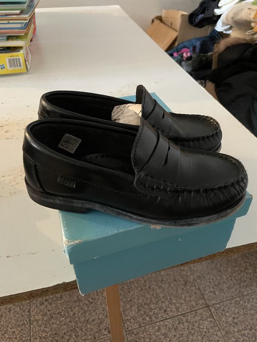 Par de sapatos como novos