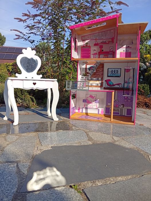 Toaletka i ogromny  domek Barbie i Monster High