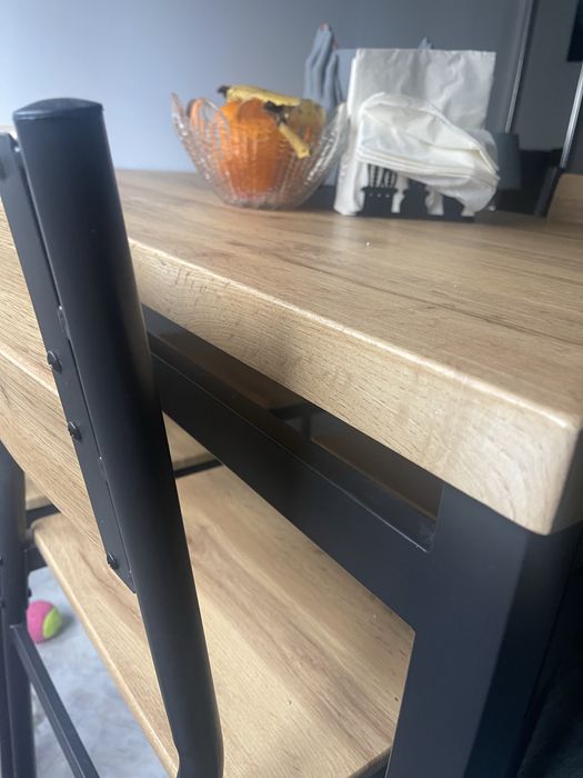 Mesa com quatro cadeiras