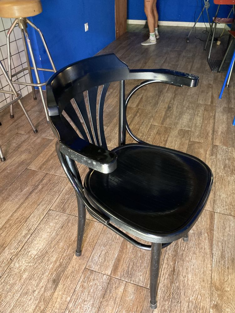 Conjunto de mesas de mármore e cadeiras para restaurante / café