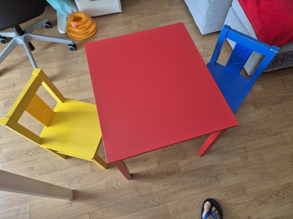 Conjunto de mesa e duas cadeiras infantil
