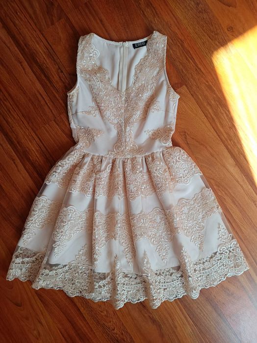 Jasno beżowa z perłową złotą koronką sukienka elegancka tiul nude