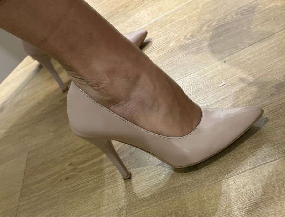 Lakierowane pudrowe buty szpilki 36