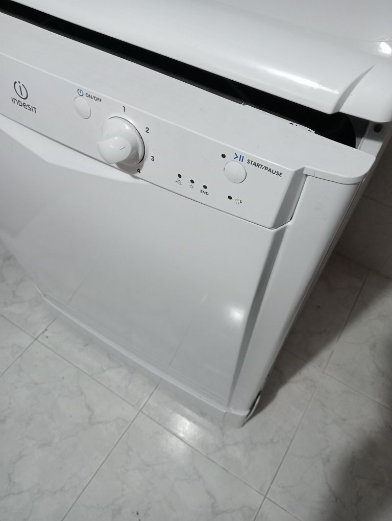 Máquina de lavar loiça Indesit