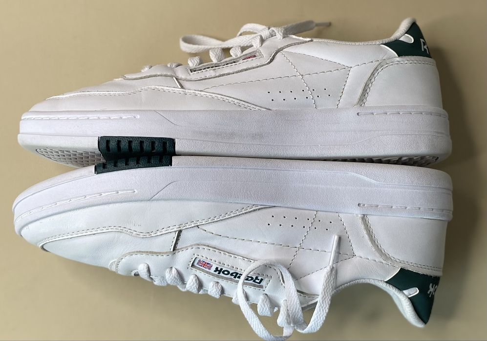 Кросівки Reebok.