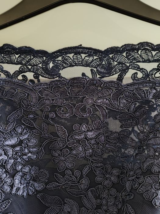 Wieczorowa granatowa sukienka midi na Andrzejki i Sylwestra