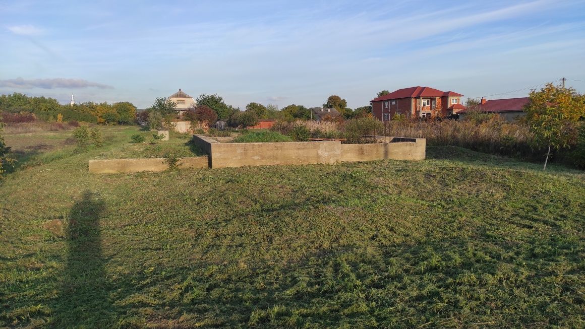 Земельна ділянка біля Ужгорода з фундаментом під забудову в с. Баранин