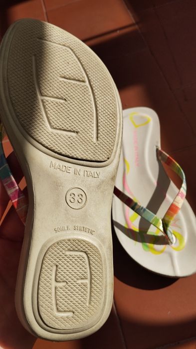 Chinelos Brancos com desenhos coloridos