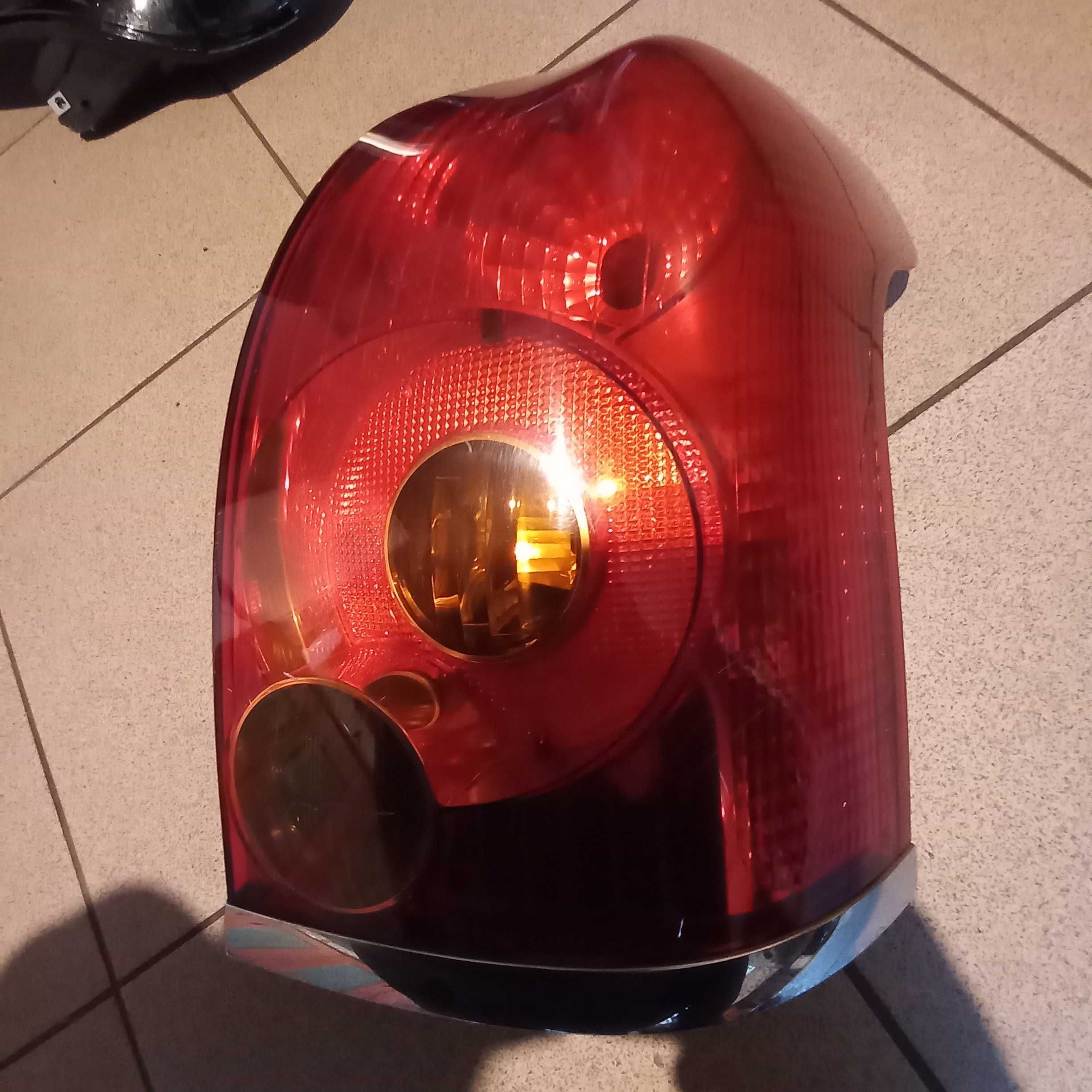 Lampa tylna prawa Toyota Avensis T25 kombi europa