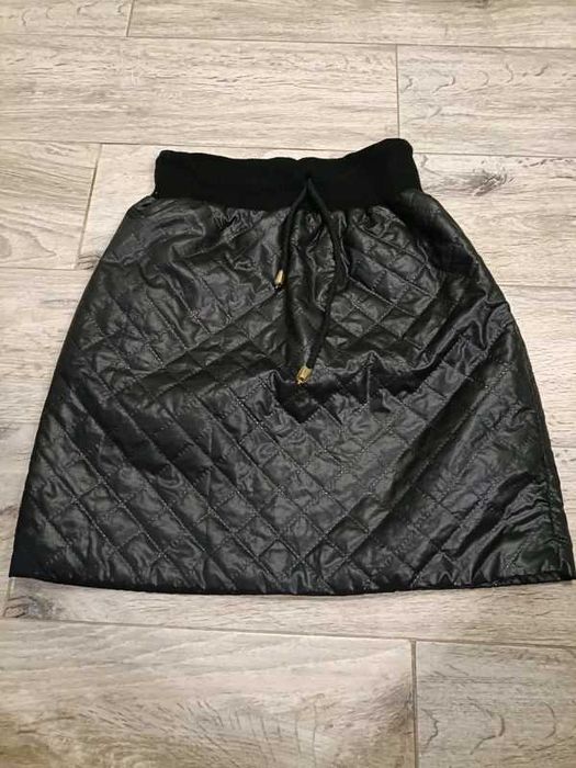 Czarna pikowana spódnica 140