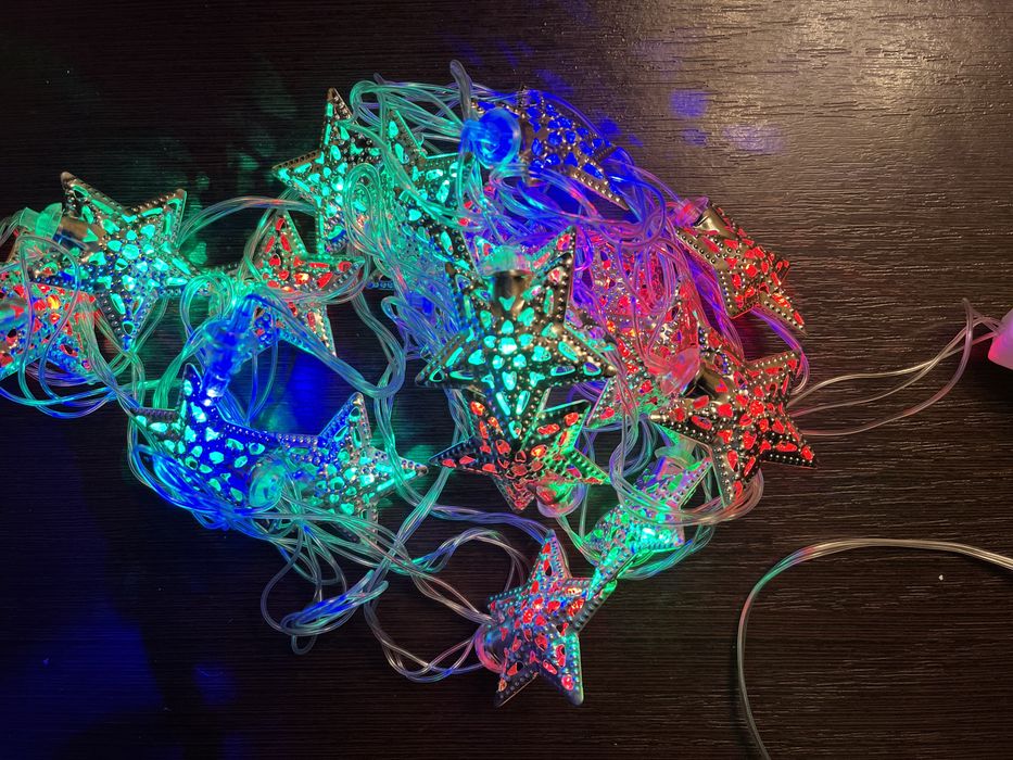 Гірлянди на ялинку, підставка під ялинку, шапка і борода новорічні