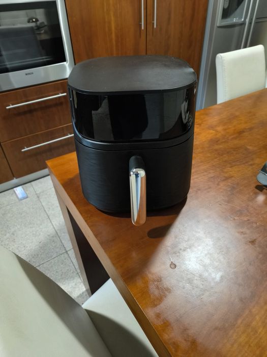 Air Fryer usada mas em bom estado vendo com acessórios  5.5 L  ,1500W.