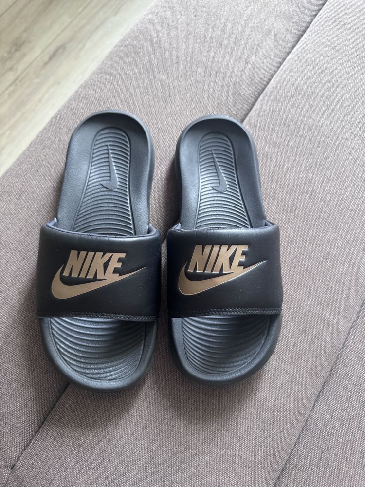 Nike жіночі фірмові шльопанці сланці оригінал найк р. 38 24-24,5 см