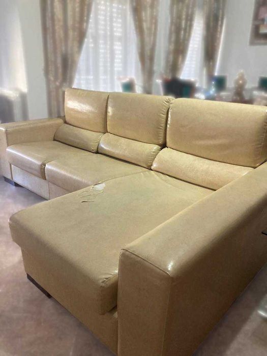 Sofá com chaise long em pele bege
