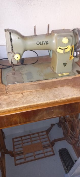 Máquina de costura OLIVA