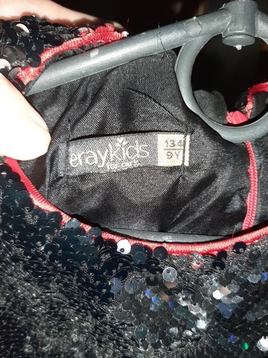 Два чудові червоні плаття